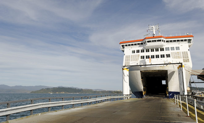 Er is geen moeite om de auto op de veerboot te parkeren, omdat u de aanwijzingen van de bemanning alleen moet volgen. Er is geen speciale manoeuvre te realiseren en het duurt slechts een paar minuten.