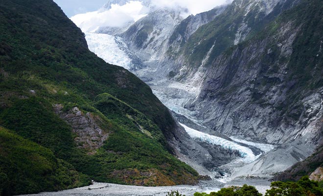 De Franz Joseph Glacier is spectaculairder dan de Fox. Maar het is toch veel minder toegankelijk. Om het te verkennen, moet u een helikopterreis boeken.