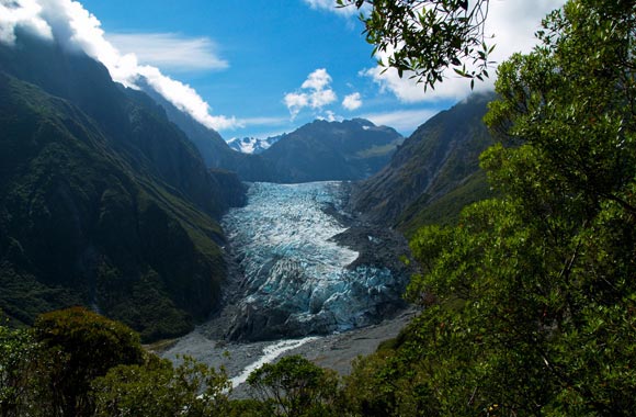 Het is zeldzaam om een ​​gletsjer te kunnen bezoeken omdat ze vaak ontoegankelijk zijn. Maar de Fox Glacier daalt naar de zeespiegel en heeft grotten van blauw ijs.