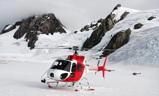 Het is mogelijk om met de helikopter aan de bovenkant te laten vallen. De overstroming van het gebied is indrukwekkend en maakt het mogelijk om het bezoek te starten op een hoogte waar het ijs niet vervuild wordt door het puin van het bos.