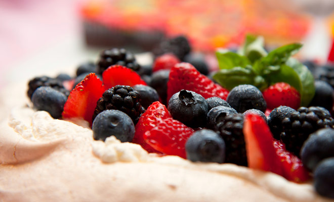 Nieuw-Zeelanders en Australiërs concurreren voor de uitvinding van de Pavlova, een recept voor meringue met vers fruit gedoopt ter ere van een beroemde ballerina van de afgelopen eeuw. Het is het traditionele dessert dat wordt geserveerd op Kerstmis (dat valt in de zomer aan deze kant van de wereld).