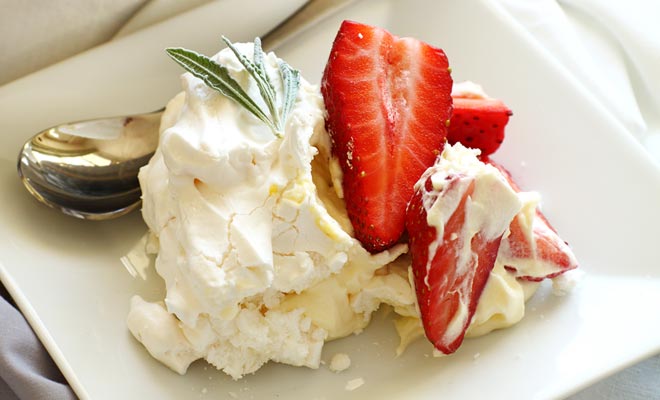 De Pavlova werd uitgevonden ter ere van een ster danser. Nieuw-Zeelanders en Australiërs ruzie over zijn uitvinding, maar het is zeker dat dit dessertmeringue geserveerd wordt met vers fruit is een traktatie.