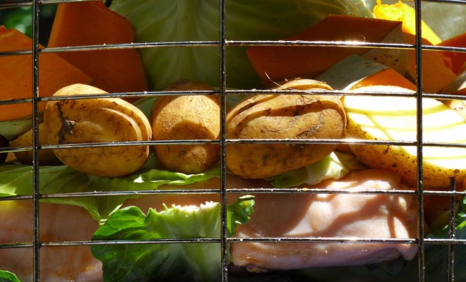 Om de Hangi zoals de Maori te koken moet je een gat in de grond graven en een aantal buizen plaatsen. Zet dan het verpakte rauwe voedsel in zakken op een grondbed. Dan bedek het geheel met de overige grond en wacht vier uur voor het eten om te koken.