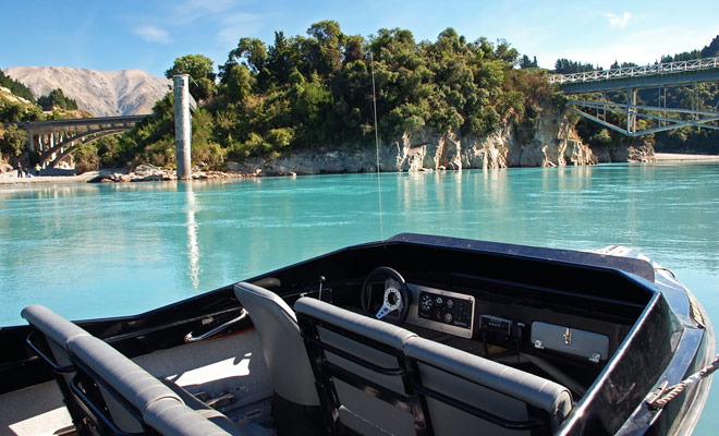 Jetboat è diventata un'attività popolare di Hanmer Springs, e il tour vi porterà sotto un ponte da dove le persone praticano il salto bungee.