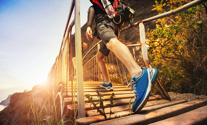 Om lange wandelingen te volgen, zijn wandelschoenen onontbeerlijk. Als u twijfelt, is het beter om een ​​paar te nemen in geval.