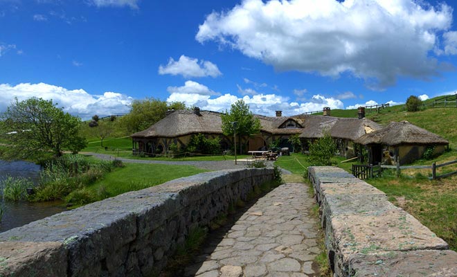 Om de Green Dragon Inn te bereiken, moet u de stenen brug nemen. Als je de film in gedachten hebt, denk je dat je de komst van Gandalf in het dorp herinnert.