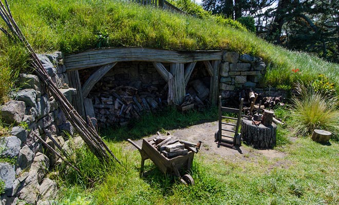 De ontwerpers hebben veel aandacht besteed aan details, en zelfs de voorwerpen op de set zijn op een hobbitschaal gebouwd. Maar gelukkig is Hobbiton niet een recreatiepark, en je ziet geen comedians in kostuum.