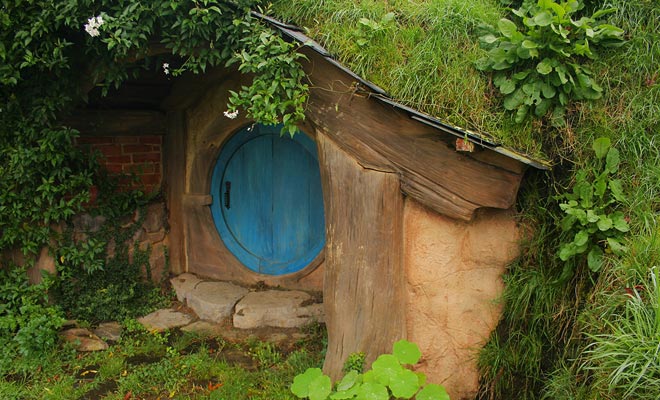 De ronde deuren van de hobbits zijn in verschillende kleuren geschilderd. Dit maakt het mogelijk om de eigenaar van elk gat te identificeren.