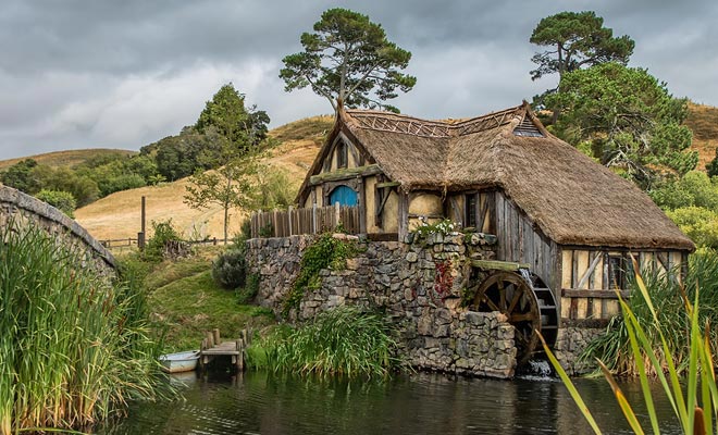 Het dorp van de Hobbits die men ontdekt aan het begin van elke trilogie van Peter Jackson, kan worden bezocht. Het kost ongeveer 75 dollar per volwassene, wat voor een twee uur activiteit duur kan lijken. Maar met een adrink bij de Green Dragon Inn is inbegrepen in de prijs.