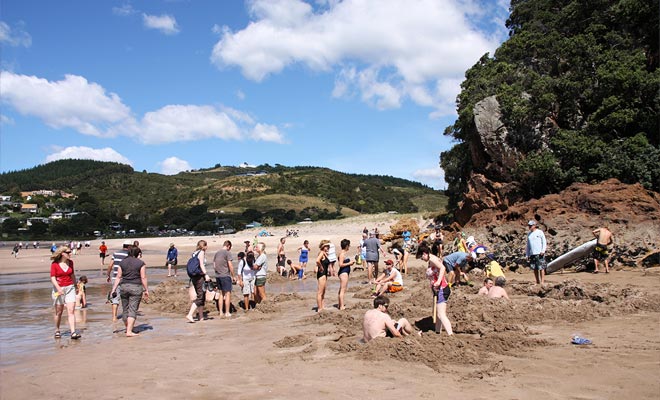 Als het strand druk is, is het de vraag om te weten waar het graven niet meer ontstaat. U zult het plezier van de schatjacht verliezen.