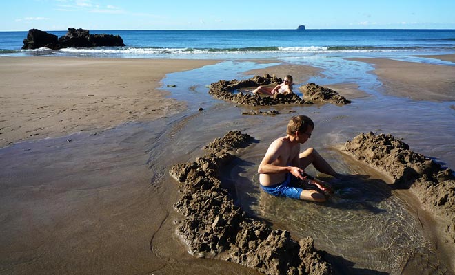 Als er zwemmen in de zomer wordt aanbevolen, is het mogelijk om te baden in elk seizoen, dankzij warmwaterbronnen. Dit is het geval in Hot Water Beach waar je gewoon in het zand moet graven om water te laten stijgen bij 65 ° C!