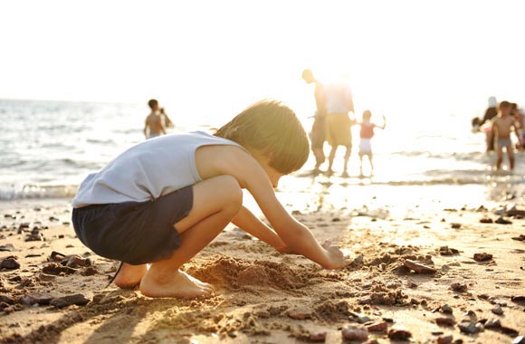 De hete bron die onder het strand stroomt, hoeft alleen maar naar het oppervlak te springen. Geef het maar een kleine boost om te genieten.