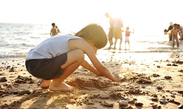 La spiaggia di acqua calda ha una sorgente calda che scorre sotto la sabbia.