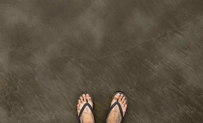 Het zand rookt op plaatsen en je weet wat je moet doen. Maar wees voorzichtig om jezelf niet te verbranden, het water is 66 ° C!