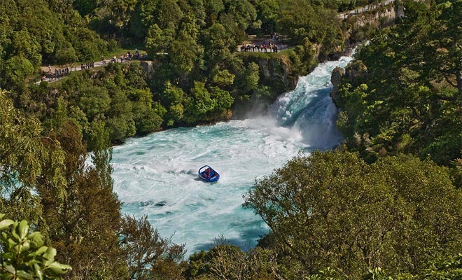 De Huka Falls Jet draagt ​​zijn naam goed en kan 80 km / h bereiken. Het is voldoende om te zeggen dat het de energie heeft die nodig is om de stroom te dapper.