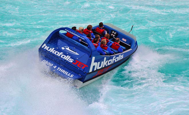 De Huka Falls Jet komt dicht bij de val, waardoor het mogelijk is om ongelooflijke foto's te maken.