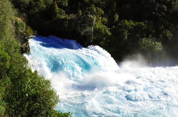 Naar schatting kan de Huka Falls twee Olympische zwembaden per seconde invullen!