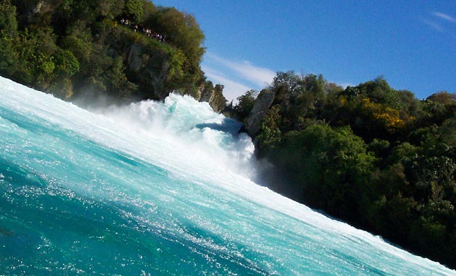 De Huka Falls Jet nadert de val, maar respecteert een veilige afstand.