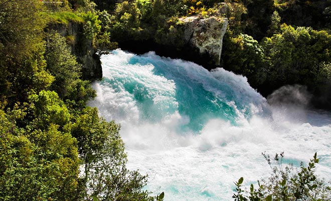 Le cascate di Huka sono il risultato di un collo di bottiglia sul fiume Waikato. La caduta ha solo pochi metri di altezza, ma il suo flusso è incredibilmente potente.