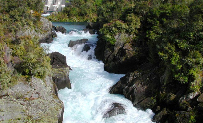 De stroomversnellingen van Aratiatia zijn niet natuurlijk. Ze worden elke dag gevormd als de poorten van de dam worden geopend stroomopwaarts van de rivier.