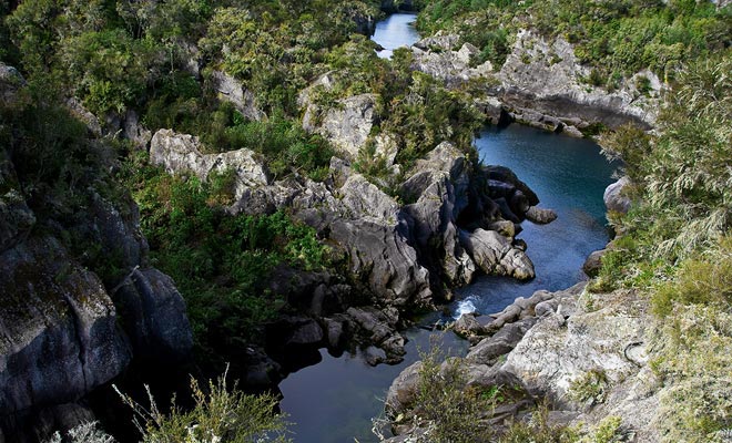 Vóór de opening van de poorten van de dam is de rivier Aratiatia rustig.