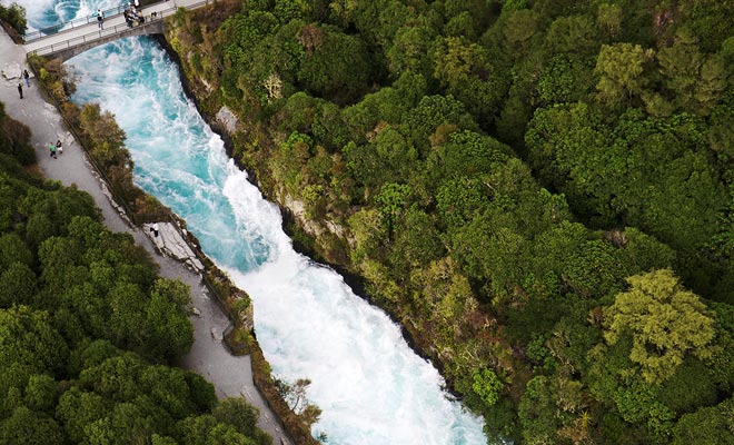 De valvorming leidt tot de aanwezigheid van een knelpunt die de stroom van de rivier versnelt.