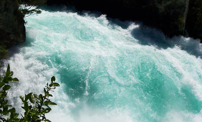 Het is de hoge concentratie zuurstofbellen die de turquoise kleur van de Huka Falls verklaart.