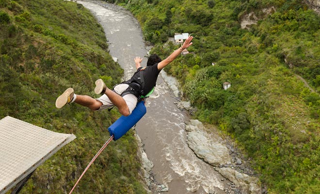 Il salto bungee è un sport rischioso e pertanto non è coperto dalla maggior parte delle assicurazioni di viaggio. Gli incidenti sono molto rari, ma pensate attentamente prima di iniziare.