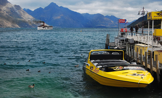 Queenstown è la capitale mondiale di jetboat con non meno di cinque società diverse che esplorano non solo il lago Wakatipu, ma anche i fiumi della regione del Otago centrale.