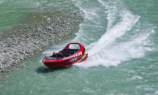 Jetboat è stato originariamente inventato in Nuova Zelanda per permettere alle persone di accedere a zone remote o di navigare su fiumi poco profondi.