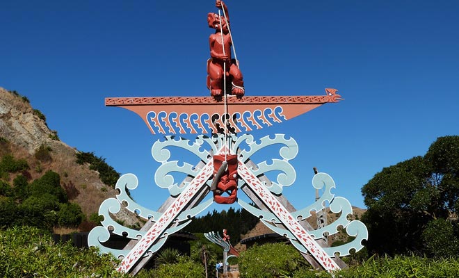 Het beeldhouwwerk van het dorp Kaikoura vertegenwoordigt de Maui God die het Noordelijk Eiland van Nieuw-Zeeland met behulp van het schiereiland als een helling vergt.