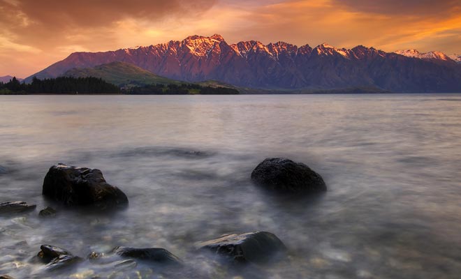 L'originalità della penisola di Kaikoura si trova nella prossimità tra il mare e la montagna. È raro poter combinare questi due paesaggi sulla stessa fotografia. Con la presenza di balene all'aperto, si comprende perché questo piccolo villaggio accoglie ogni milione di visitatori ogni anno.