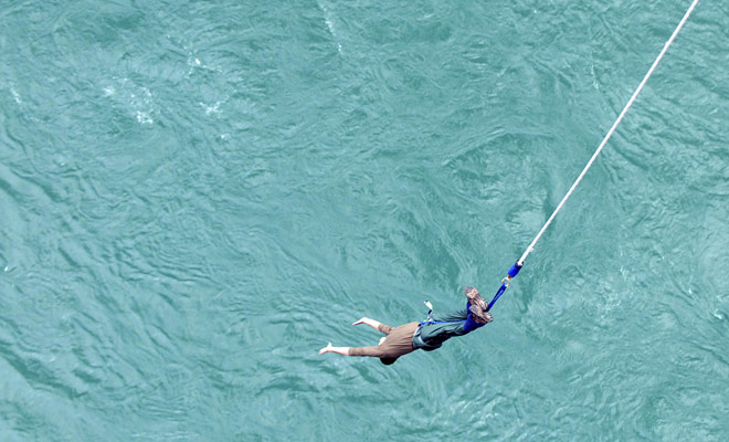 Spring in de leegte om de val in het water te voltooien en onmiddellijk terug te keren in de lucht. De ervaring is intens en zelfs de stamgasten van bungy springen zullen tevreden zijn.