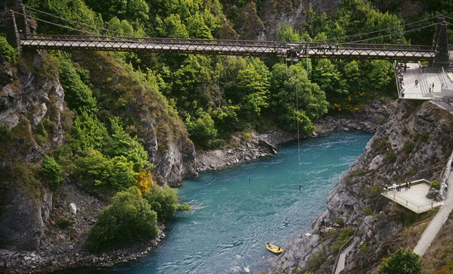 Zal je durven springen van de top van de Kawarau River Bridge voor een 43 meter lange val die eindigt in de rivier? Want voordat het elastiek je terug naar de lucht brengt, zul je maar een seconde in de rivier duiken.