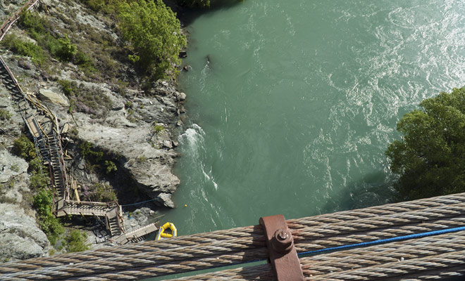 Het moeilijkste voor de bungee-springen is niet in het springen te slagen, maar om de moed te registreren. Zodra de sprong is betaald en zodra de informatie door je vrienden is verspreid, kan je niet meer teruggaan.