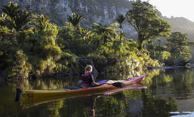 Scendendo il fiume Pororari da kayak nel Parco Nazionale di Paparoa, potrete ammirare paesaggi degni di Jurassic Park.