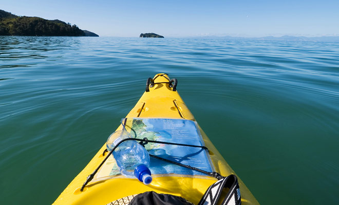 I kayak marini, specialmente quando sono destinati a due passeggeri, sono artigianali particolarmente stabili che non si sfilano facilmente.