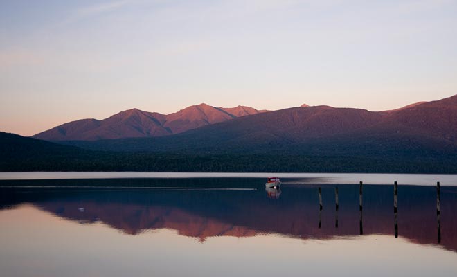 Poiché il paese è collegato solo ad Australia attraverso un cavo sottomarino di 2.600 km, la qualità della larghezza di banda Internet è piuttosto bassa (vedi scarso) nelle regioni più selvagge dell'Isola del Sud.