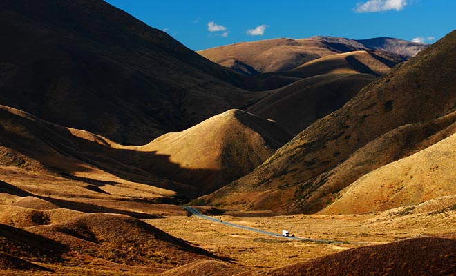 De schoonheid van het landschap dwingt vaak reizigers om langs de weg te stoppen. Omdat het land zeer dunbevolkt is, zijn er geen hoogspanningslijnen die het panorama kunnen verwennen.