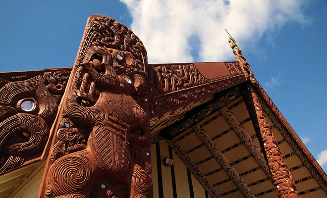 Basta guardare la ricchezza e il livello dettagli delle decorazioni dei maraes di Rotorua per misurare il grado di perfezione artistica raggiunta dalla cultura Maori.