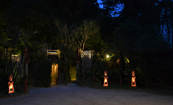 Il successo di uno spettacolo Maori dipende dall'atmosfera del luogo in cui ogni dettaglio deve sembrare autentico. Da questo punto di vista, l'atmosfera del villaggio di Tamaki è un successo.