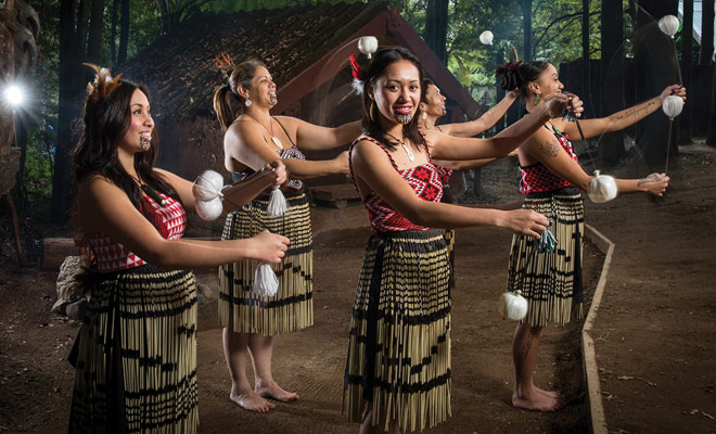 Alcuni spettacoli prendono turisti per le vacche in denaro, ma ci sono ancora molti spettacoli folcloristici alla scoperta delle tradizioni Maori.