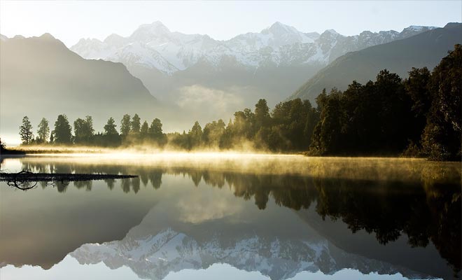 Poiché il fondo del lago è di colore scuro, le acque del lago Matheson riflettono il paesaggio montano e la valle fino alla perfezione.