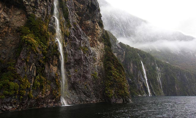 Het gebied Fiordland ontvangt jaarlijks gemiddeld 7 meter regen. Honderden heuvelachtige watervallen evacueren de overstroming van regenwater in fjorden zoals het Milford Sound.