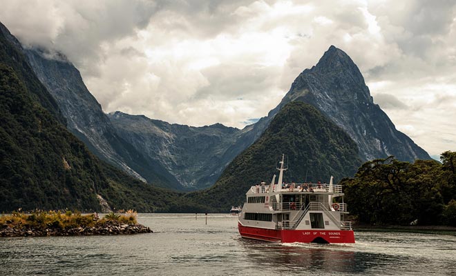 De cruise duurt tussen twee en drie uur, afhankelijk van het bedrijf. De route bestaat uit het oppakken van de fjord naar de Tasmanzee. Kolonies van zeeleeuwen, dolfijnen en talrijke watervallen en cascades zijn kansen om onvergetelijke foto's te nemen.