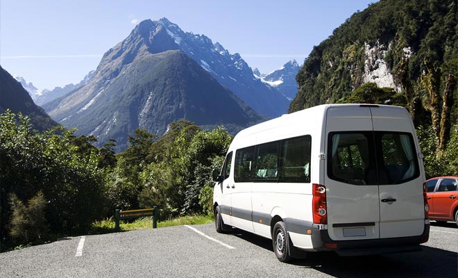 Als u geen ervaren chauffeur bent en u nooit een camper hebt gereden, is het waarschijnlijk beter om een ​​auto te reserveren. Vooral omdat u naar links in het land rijdt en u hier snel wennen.