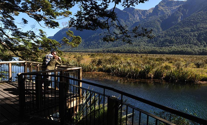 I laghi dello specchio si trovano sull'itinerario di Milford Sound. Quando il vento non soffia (è forse il caso, in questa foto), si può osservare il riflesso delle montagne sulla superficie dell'acqua.