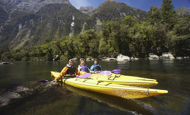 Il giro in kayak non solo consente di risparmiare tempo rispetto all'escursionismo, ma consente anche di unire luoghi difficili da raggiungere e godere di una visione radicalmente diversa del deserto della Nuova Zelanda.