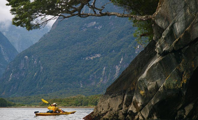 In plaats van een cruiseschip te lenen zoals de meeste bezoekers, kunt u een kayakreis overwegen. Dicht bij het water zijn de sensaties sterker.