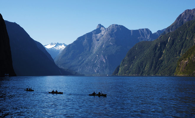 Una volta che le ultime navi da crociera partirono, potresti tranquillamente esplorare il Milford Sound con il kayak e potresti anche incontrare dei delfini lungo l'acqua se sei fortunato.